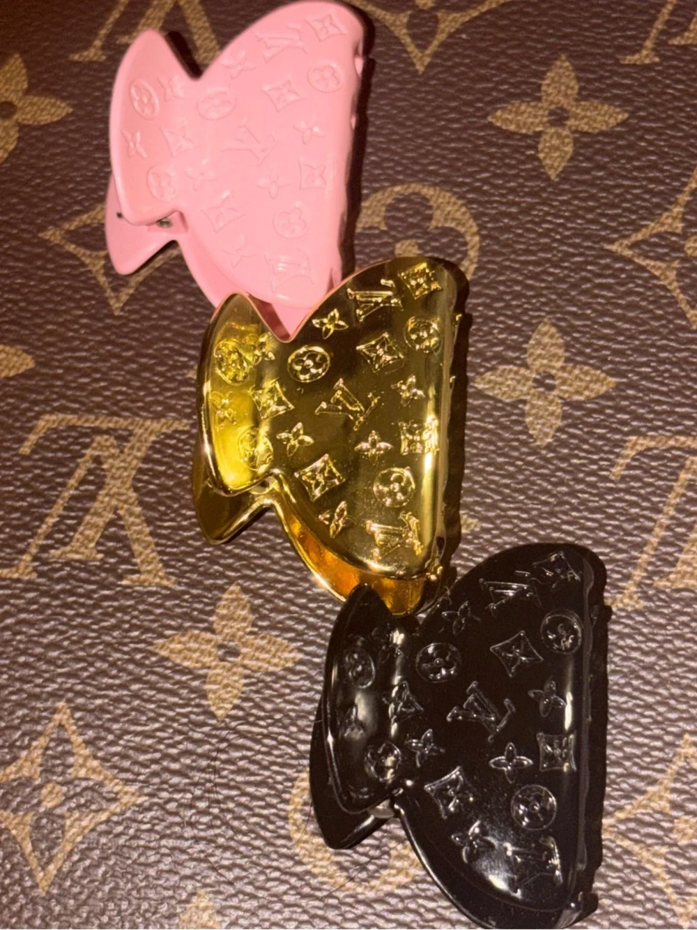 🆕•💖💛🖤 3X LV Claw Clips 👧🏻👩🏾‍🦱👩🏻‍🦰👱🏽‍♀️